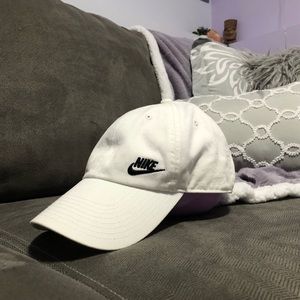 Nike white adjustable baseball cap OS lightly worn